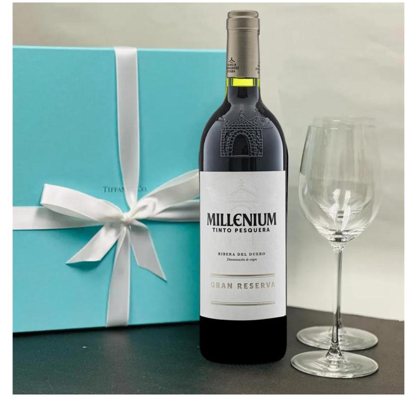 Stylish Wine and Glass Gift Set – Ideal for Elegant Gifting